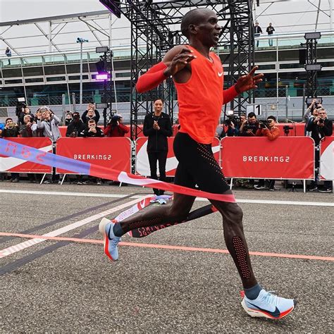 Kenya's kipchoge dominates, defends olympic marathon title. Eliud Kipchoge Wallpapers - Wallpaper Cave