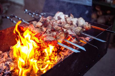 El Kebab Asado A La Parrilla Que Cocina En El Metal Ensarta La Parrilla