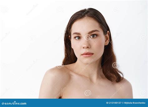 En Vacker Kvinna Med Naturlig Nud Som Tittar På Kameran Efter Duschspa