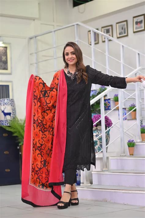 Nadia Khan With Her Daughter Appear On Gmp Health Fashion