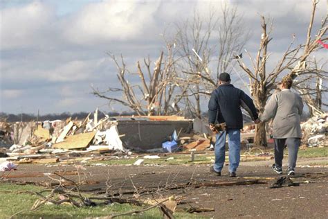 Tornadoes In Illinois Kill 5 Injure Dozens