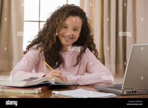 Retrato De Una Niña Estudiando Fotografía De Stock Alamy