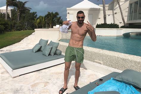 His current girlfriend or wife, his salary and his tattoos. Benzema, wie er leibt und lebt - REAL TOTAL