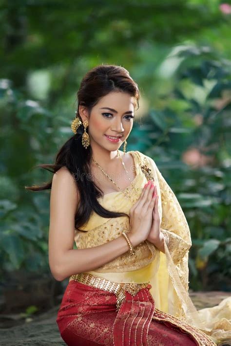 Mulher Tailandesa Que Veste O Vestido Tailandês Típico Imagem De Stock Imagem De Adulto