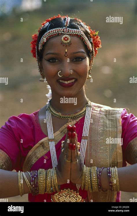 indien tänzerin geste eine halbe portrait draußen indisch tanz folklore traditionell die