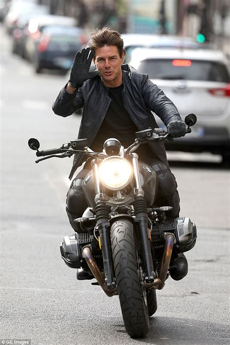 Tom Cruise Takes On Daring Stunt For Mission Impossible Daily Mail Online