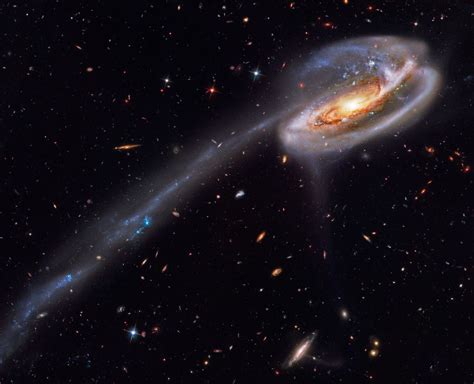 Una galaxia espiral barrada es aquella con una banda central de estrellas brillantes que abarca de un. Galaxia Espiral Barrada 2608 / Space Today - Pueden ...