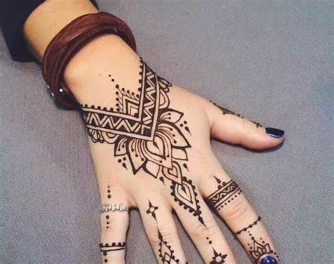 Simple henna design for beginners: Gambar Henna India Terbaru- 30 Gambar Motif Henna Tangan ...
