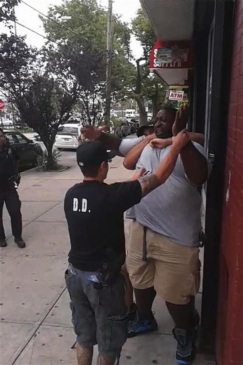Video Man Dies After Nypd Cop Puts Him In Chokehold Ny Daily News