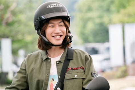 On the october 12 episode of running man, the seven members each transformed into different. Watch: Lee Kwang Soo Promotes His New Film With Adorable ...