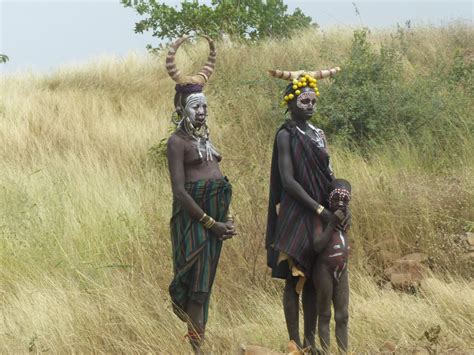 We also assist refugees, asylum seekers and people internally displaced by violence. Zdjęcia: WIOSKA MURSI, Dolina Omo, Mursi , ETIOPIA