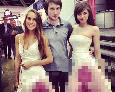 ロシアの美女2人が着てるドレスが 卑猥すぎる と話題に ポッカキット