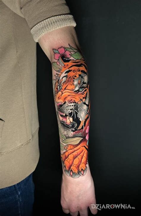 Tatuaż tygrysa w kolorze na przedramieniu Autor Sky Tattoo Kostrzyn