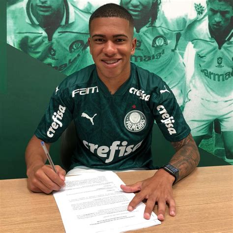 Palmeiras Acerta Renova O De Contrato Do Lateral Lucas Esteves