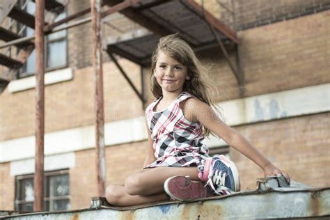 Huit Années De Fille Décole Image Stock Image Du Uniforme