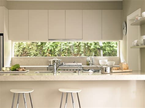Hoy hablaremos de diseños de cocinas pequeñas, algunos datos prácticos y útiles para hacer más fácil la transición. Cocina moderna con barra americana. Fotos para que te ...