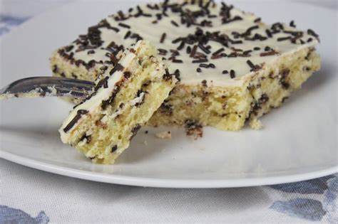 Für die glasur puderzucker mit gin zu einem dickflüssigen guss verrühren und auf dem kuchen verteilen. Ameisenkuchen Rezept - Schneller Blechkuchen mit Eierlikör ...