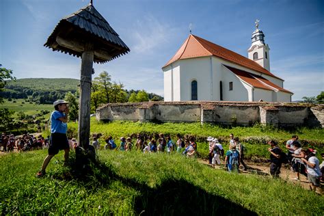 A hithez, a szűz máriához, a csíksomlyóhoz való ragaszkodást hirdette prédikációjában a pünkösdszombati búcsú szónoka, a moldvai származású. Átépítenek a Csíksomlyói kegytemplom környékét