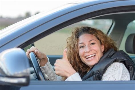 Mujer Que Conduce Un Coche En Una Autopista Imagen De Archivo Imagen