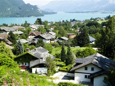 Dorf Und See Molveno In West Trentino Alto Adige Italien Stockfoto