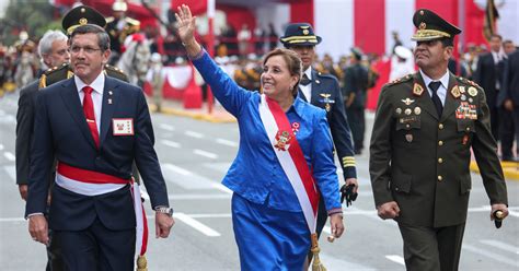 ¡a Pie Así Se Retiró La Presidenta Dina Boluarte De La Gran Parada Y