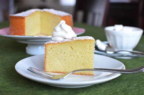 An easy white cake recipe that's so moist. Playing with Flour: Moist and fragrant almond cake