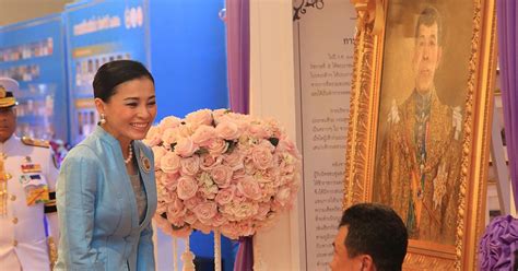 ธงสมเด็จพระนางเจ้าสุทิดา พัชรสุธาพิมลลักษณ พระบรมราชินี เป็นธงสีม่วง อันเป็นสีประจำพระชนมวาร (เสด็จพระราชสมภพเมื่อวัน. สมเด็จพระราชินี ทรงตั้งมั่นสืบสานพระราชปณิธาน 'พระพันปี ...