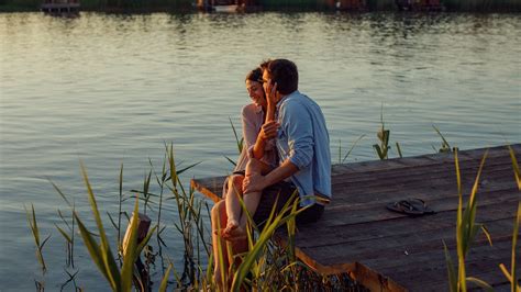 Картинки парень девушка пара влюблённые объятия свидание романтика природа река мосток