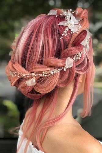 Become a sultry siren at your next wedding with this curled hairstyle. 36 Chic And Easy Wedding Guest Hairstyles | Wedding Forward