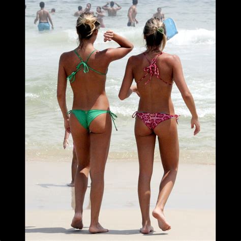 Foto As irmãs Bia e Branca Feres as gêmeas do nado sincronizado exibem boa forma na praia da