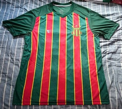 40' sampaio corrêa segura a bola no campo de ataque. Sampaio Correa FC Home camisa de futebol 2019.