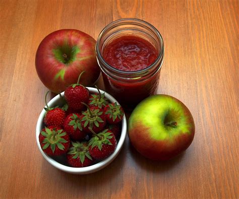 Compote aux fraises rhubarbe et pommes Recettes du Québec