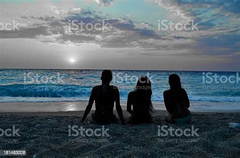Three Girls At The Beach Watching A Beautiful Sunset 照片檔及更多 天空 照片 Istock