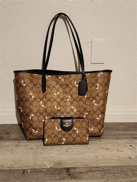 Coach Gallery Tote In Signature Canvas With Bee Print Cabaraya