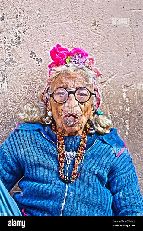 Mujer Cubana Fumando Cigarro Fotografías E Imágenes De Alta Resolución