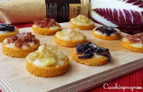 Conservate in frigorifero, avvolte da della pellicola trasparente, e servite le vostre tartine. Tartine di polenta. Finger food saporito tipico autunnale ...