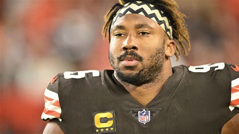 Nfl Star Myles Garrett Von Den Cleveland Browns überschlägt Sich Mit