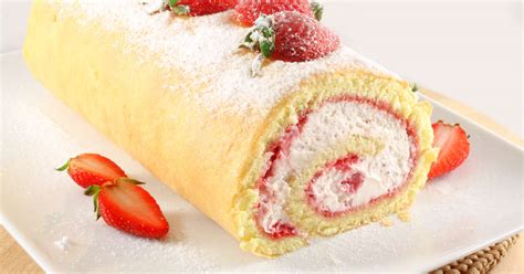 Sie gehen super schnell, gelingen sogar und so geht's: Erdbeer-Biskuitrolle - Der perfekte Sommer-Kuchen | Frau ...