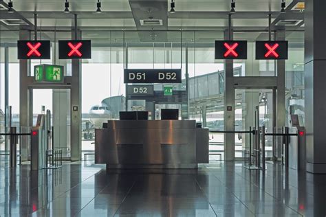 Female streaker causes airport closure – Travel Weekly