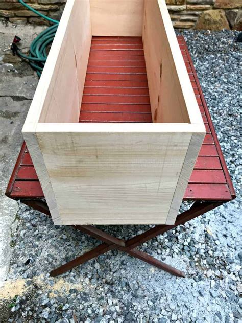 A diy raised planter box is ideal for anyone who is short of space in their garden or doesn't have the space to plant anything on the ground. How to Build a Planter Box with Legs | Chatfield Court