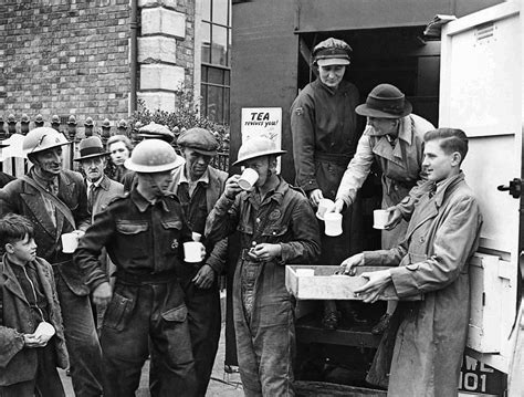 Photos Show What Life Was Like For Britons During Wwii Daily Mail Online