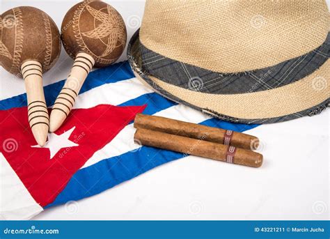 Kubansk Cigarr Och Hatt Fotografering För Bildbyråer Bild Av Vitt