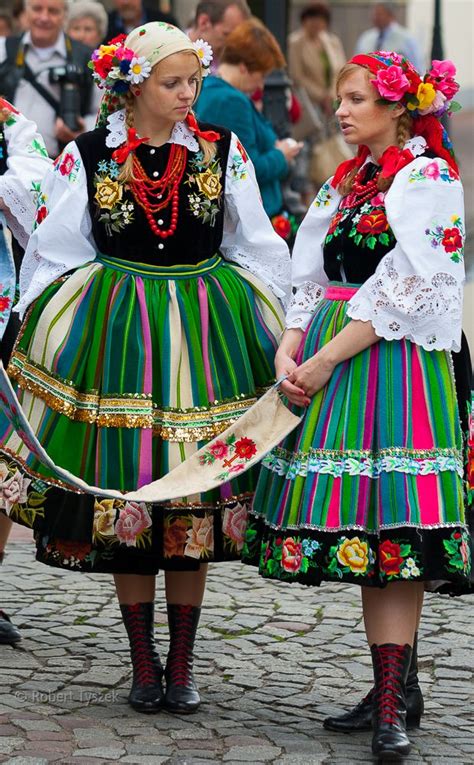 Girls In Traditional Costumes Łowicz Poland Polish Traditional Costume European Dress