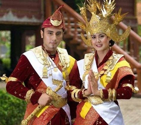 Untuk naik ke rumah disediakan tangga yang disebut golodog yang terbuat dari kayu atau bambu, yang biasanya terdiri tidak lebih dari tiga anak tangga. Jelaskan Keunikan Pakaian Adat Jawa Barat - Pakaian Adat