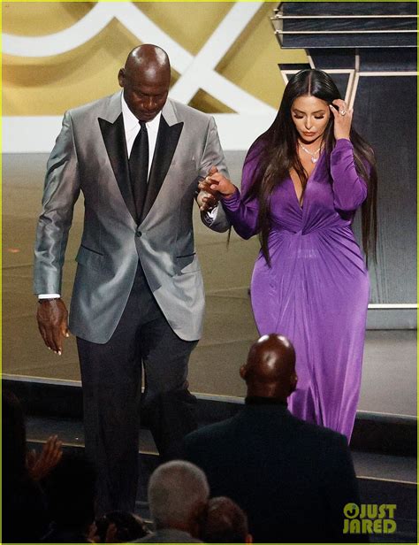 vanessa bryant accepts hall of fame honor on behalf of late husband kobe bryant photo 4556303