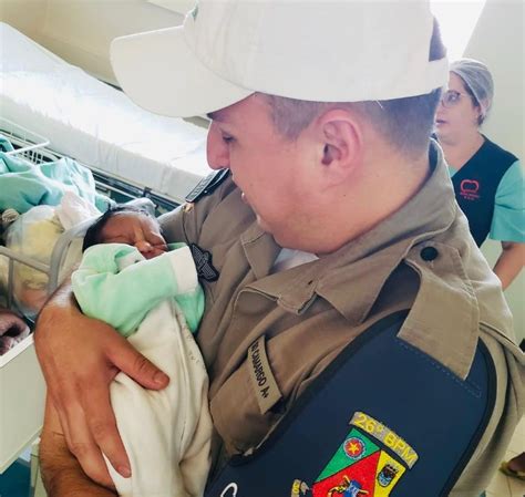 Policiais Ajudam Mulher Em Trabalho De Parto Em Casa Em Cachoeirinha