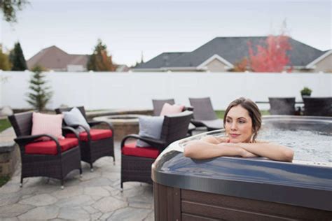 mit einem outdoor whirlpool sind es nur wenige schritte zum hauseigenen spa vergnügen