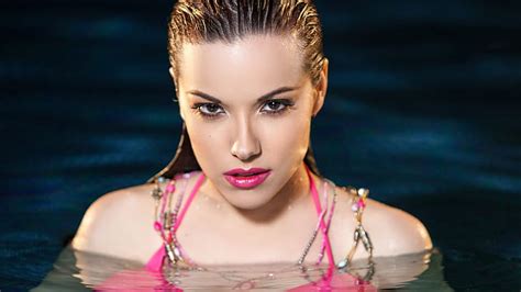 elizabeth marxs modella rossetto rosa lingerie rosa bagnata piscina sfondo hd