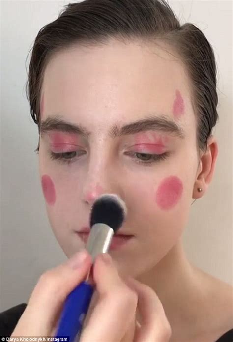 Russian Makeup Artist Created An Entire Look Using One Product Daily