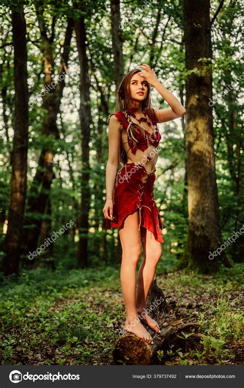 La Femme Est Allée Chasser Cougar Femelle Femme Sauvage Dans La Forêt Mode Ethnique Tribale